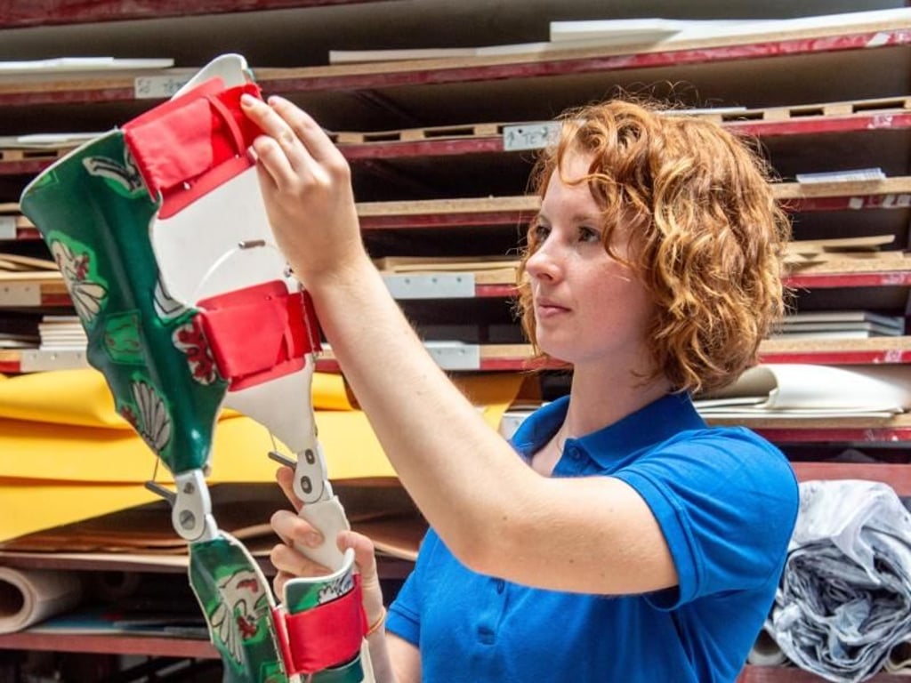 Um solche Orthesen herzustellen, sind natürlich auch Anatomie-Kenntnisse nötig: Die stehen in Luisa Richters Ausbildung zur Orthopädietechnik-Mechanikerin im Berufsschulunterricht auf dem Stundenplan. Foto: Caroline Seidel