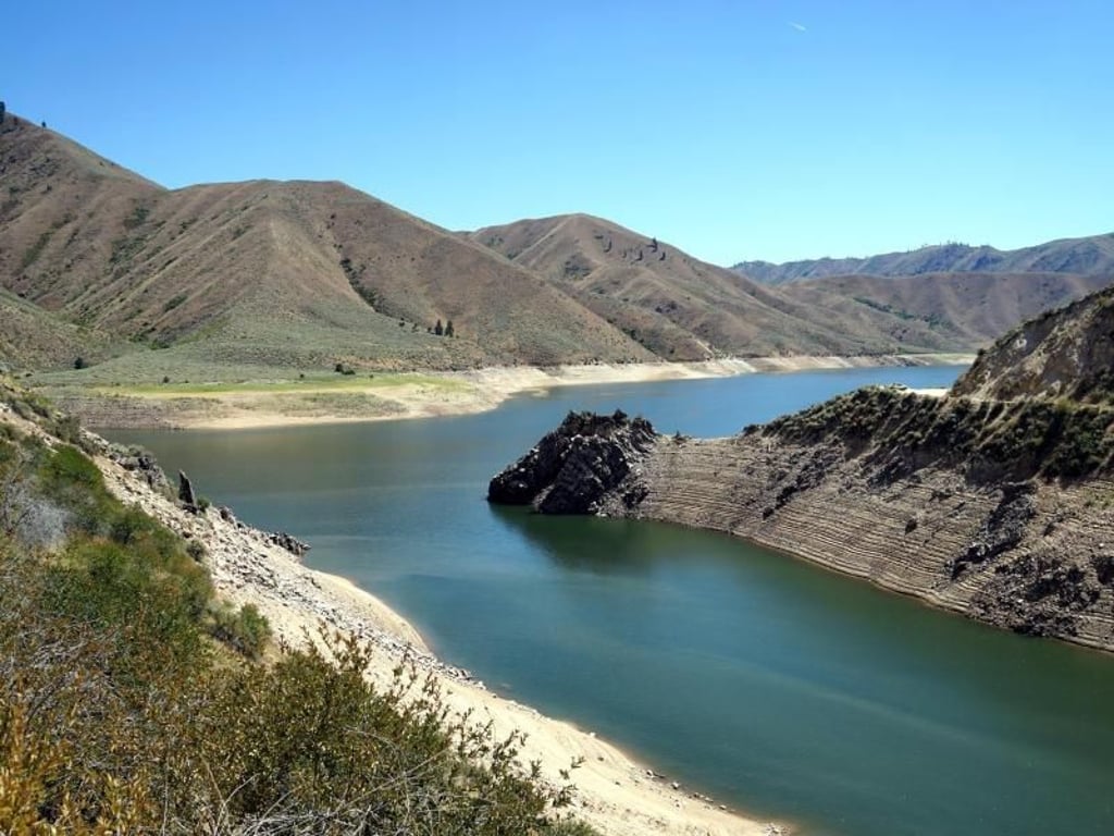 Der Boise River wurde im Arrowrock Reservoir aufgestaut - und erscheint als Farbklecks in der kargen Landschaft. Foto: Stefan Weißenborn/dpa-tmn