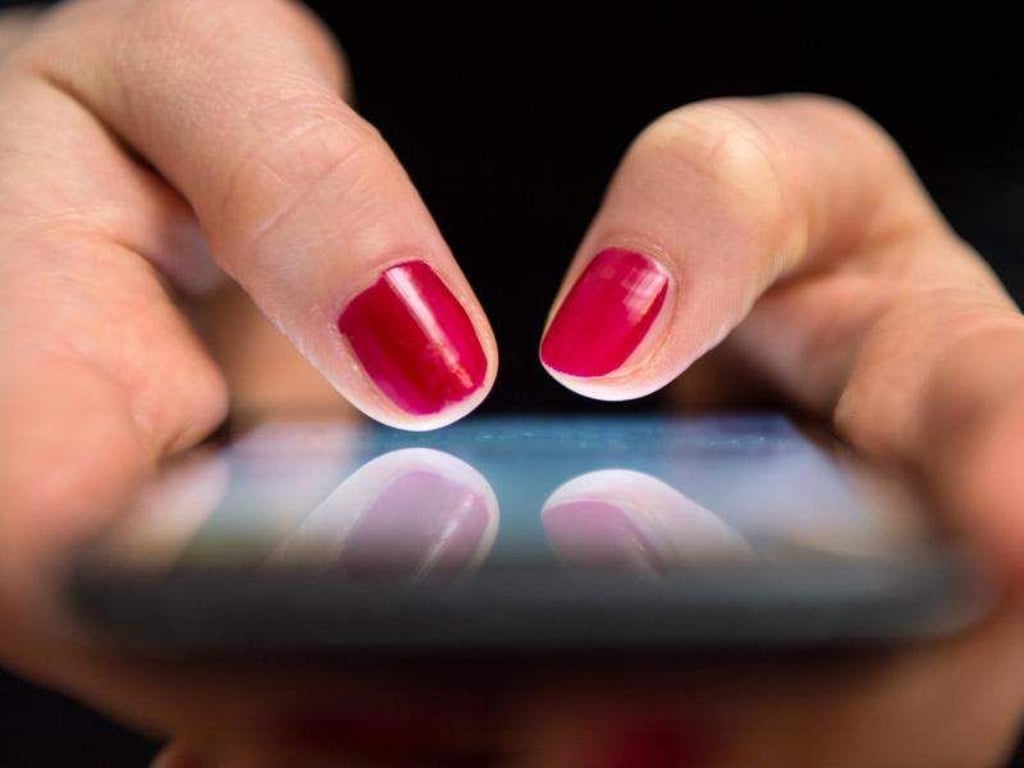 Ob sich Lehrer und Eltern per Whatsapp austauschen dürfen, ist in Deutschland nicht einheitlich geregelt. Foto: Sebastian Gollnow