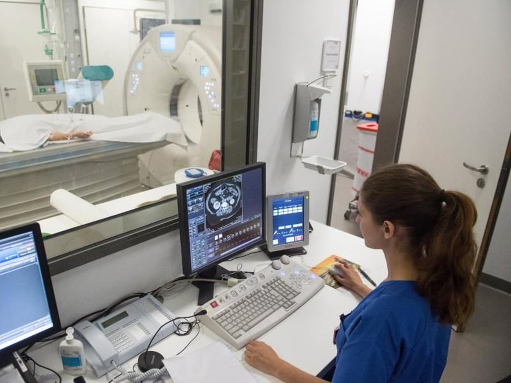 Viel Arbeit, kein Geld: Eine Ausbildungsvergütung bekommt die medizinisch-technische Radiologieassistentin, hier bei der Arbeit am CT, nicht. Foto: Lino Mirgeler/dpa-tmn