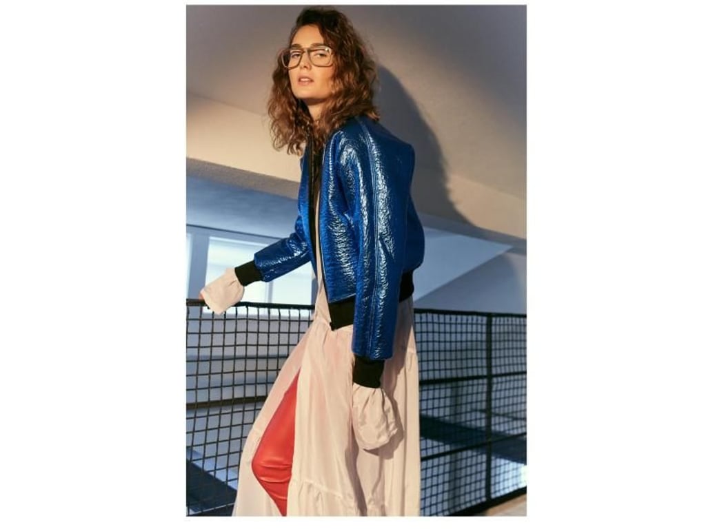 Wer auf echtes Leder verzichten möchte, findet inzwischen auch Alternativen im Handel. Das Label rebekka ruétz etwa nutzt einen Materialmix für die Kunstlederjacke (ca. 290 Euro). Foto: Linda Leitner