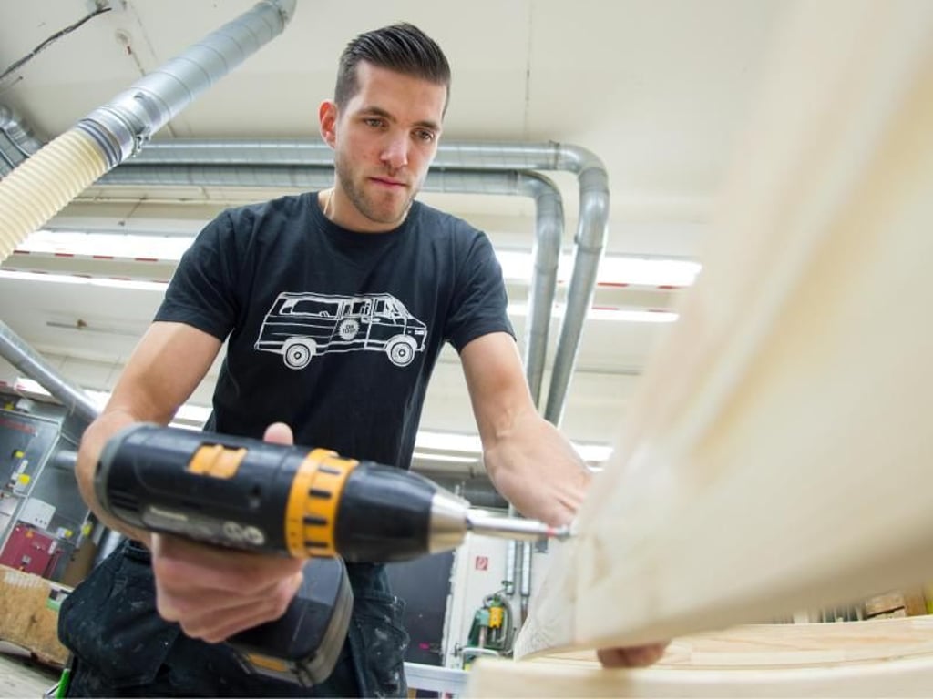 Präzision ist Pflicht: Kulissenbauer müssen die Zeichnungen und Modelle des Bühnenbildners maßstabgetreu nachbauen. Foto: Sebastian Gollnow