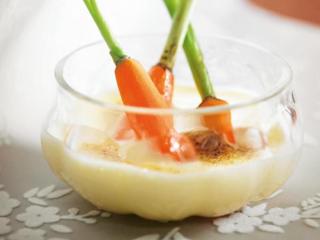 Scharf trifft auf süß: Eine Zabaione aus Curry und Karotten. Foto: Becky Lawton/Gerstenberg Verlag/dpa-tmn