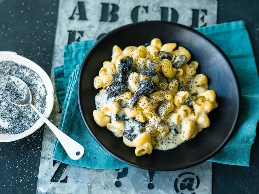 Feine Küche aus nur einem Topf: Ein Pastagericht mit Mohn und Pflaumen. Foto: Gräfe und Unzer/Wolfgang Schardt