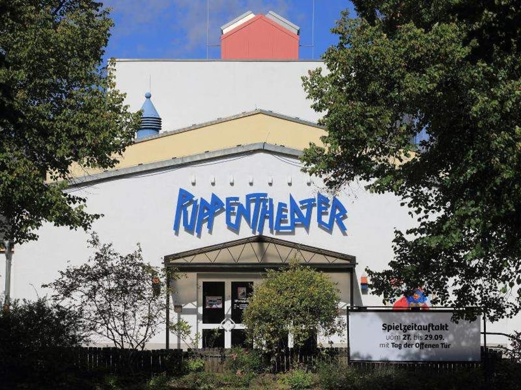 Besuchereingang des Puppentheaters in Magdeburg. Foto: Jens Wolf/Archiv
