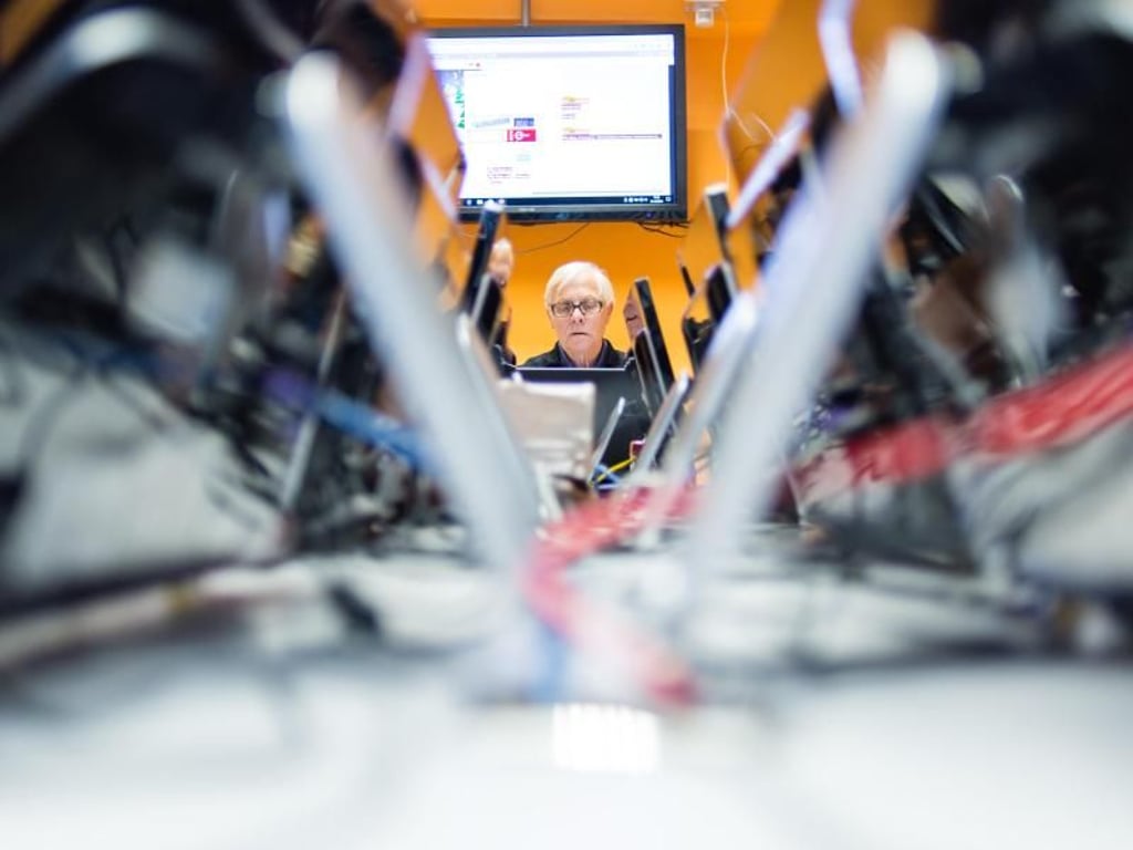 Viele ältere Menschen trauen sich nicht, Computer zu bedienen. Dabei bleibt ihnen vieles vorenthalten, wenn sie sich der Technik verweigern. Foto: Sebastian Gollnow