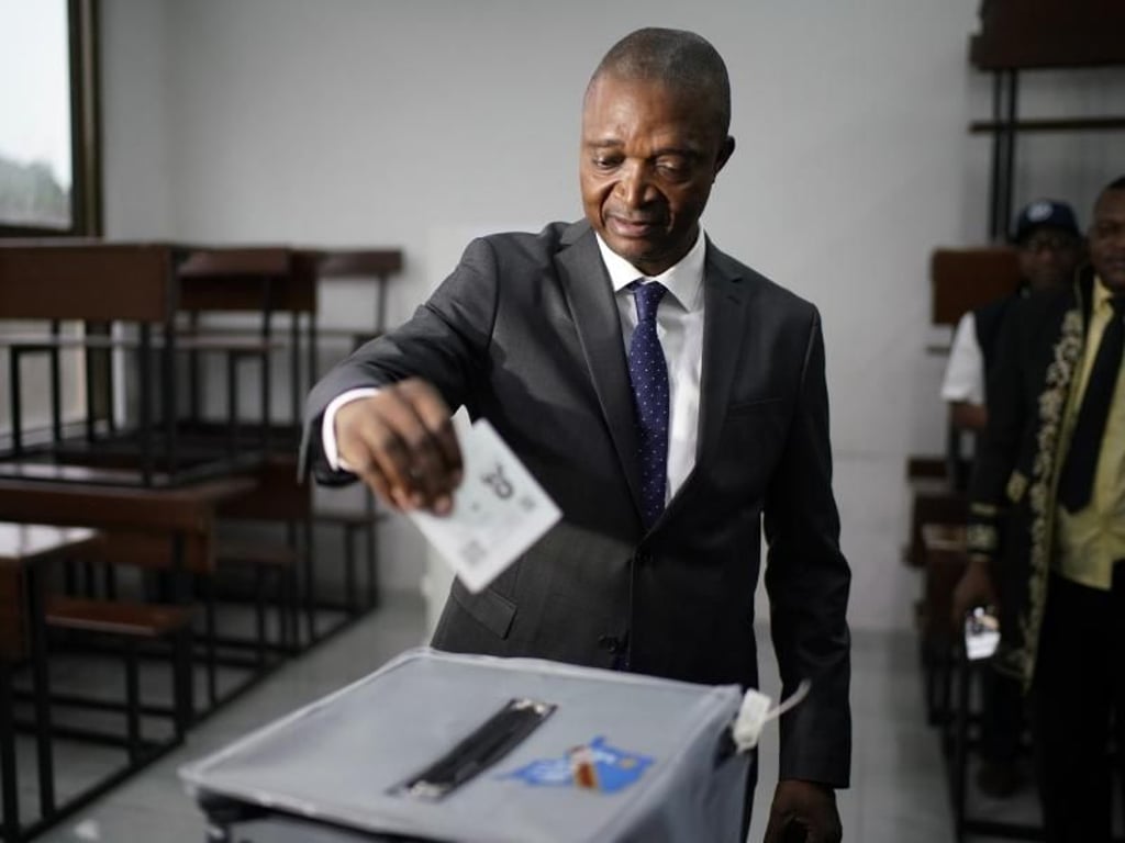 Der Kandidat der regierenden Partei, Emmanuel Ramazani Shadary, gibt seine Stimme ab. Foto: Jerome Delay/AP