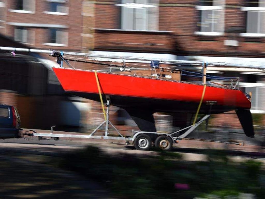 Landgang: Wer ein Boot transportieren will, muss es gut auf dem Anhänger sichern,damit bei einer Vollbremsung oder plötzlichen Ausweichmanövern nichts verrutscht oder herabfällt. Foto: Marcus Brandt