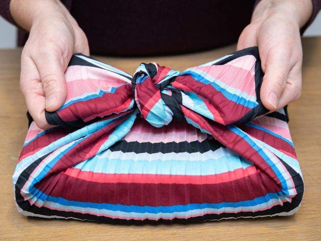 Furoshiki-Tradition aus Japan: Tücher sind eine schöne und dazu umweltfreundliche Verpackungsmöglichkeit für Geschenke. Foto: Andrea Warnecke