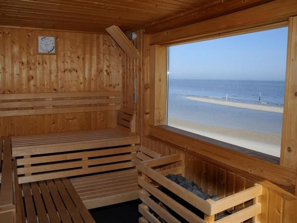 Diese Aussicht bietet sich nicht in jeder Sauna: Auf Borkum fällt der Blick direkt auf die Nordsee - welche nach dem Schwitzen zu einem Bad einlädt. Foto: Staatsbad Norderney GmbH/dpa-tmn