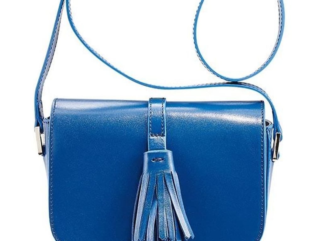 Ein kräftiges Blau ist bei Taschen absolut angesagt, hier ein Modell mit Fransen von Steffen Schraut (399 Euro). Foto: Steffen Schraut
