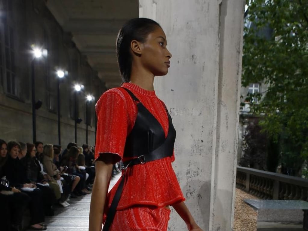 Ein Entwurf in Rot von Proenza Schouler. Foto: François Mori