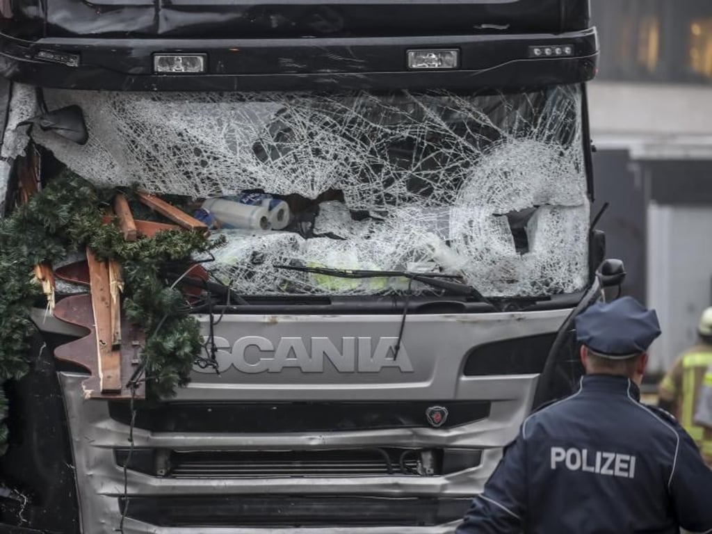 Todes-Lkw: Der von Anis Amri gekaperte Sattelschlepper nach dem Anschlag. Foto: Michael Kappeler