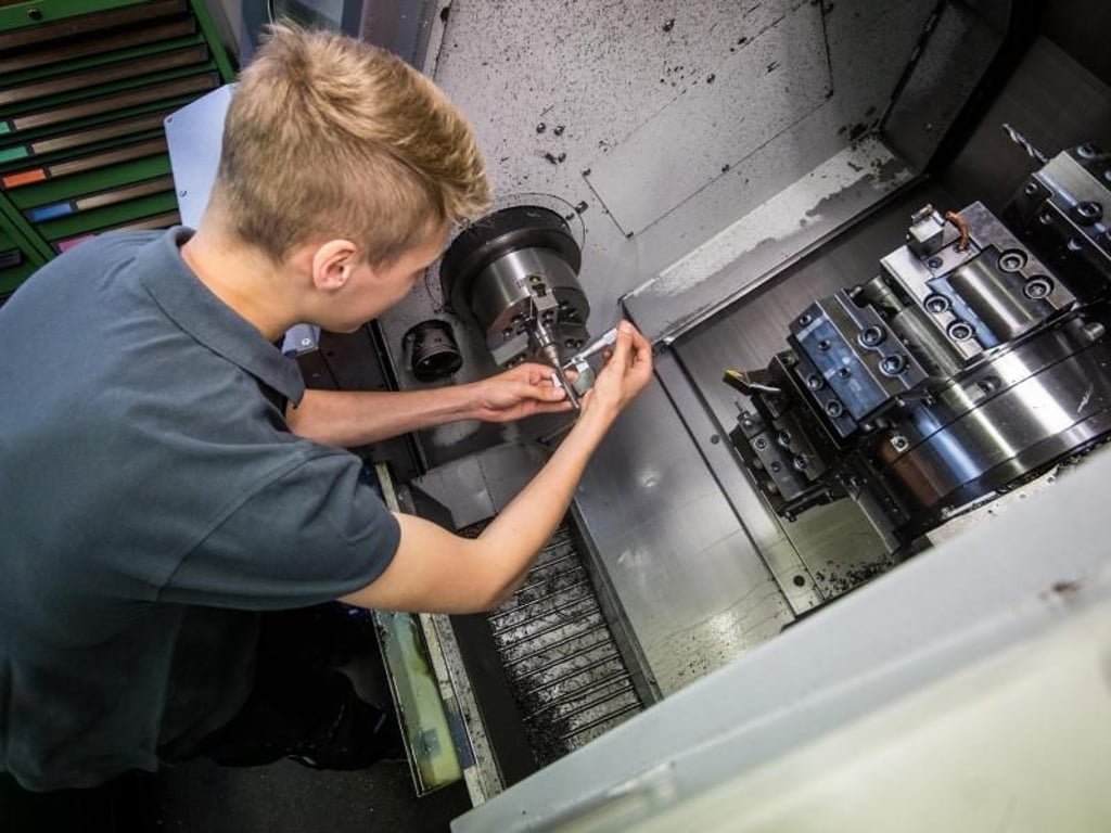 Niklas Welsch arbeitet an einer Drehmaschine, an der komplexe Einzelteile hergestellt werden. Der Umgang mit Rundstahl und Metall machen dem Azubi in seinem Beruf bislang am meisten Spaß. Foto: Christoph Schmidt