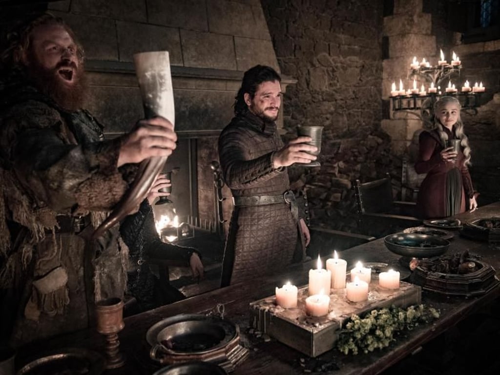 Szene aus der Serie «Game of Thrones» mit den Schauspielern Kristofer Hivju (l-r), Kit Harington und Emilia Clarke. Foto: HBO