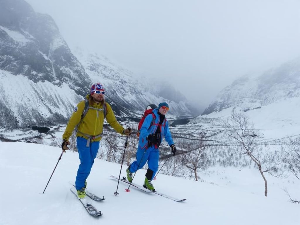 Oscar Almgren (l) und sein Kumpel Tom Anker Skrede sind unterwegs auf der Blaeja-Route - dort treffen sie unter der Woche kaum andere Skitourengeher. Foto: Florian Sanktjohanser