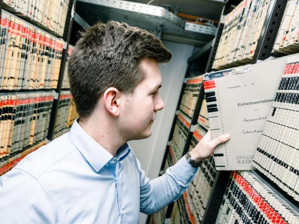 Im Aktenarchiv musste sich der angehende Finanzwirt Christopher Ruttmann erst mal zurechtfinden. Foto: Markus Scholz