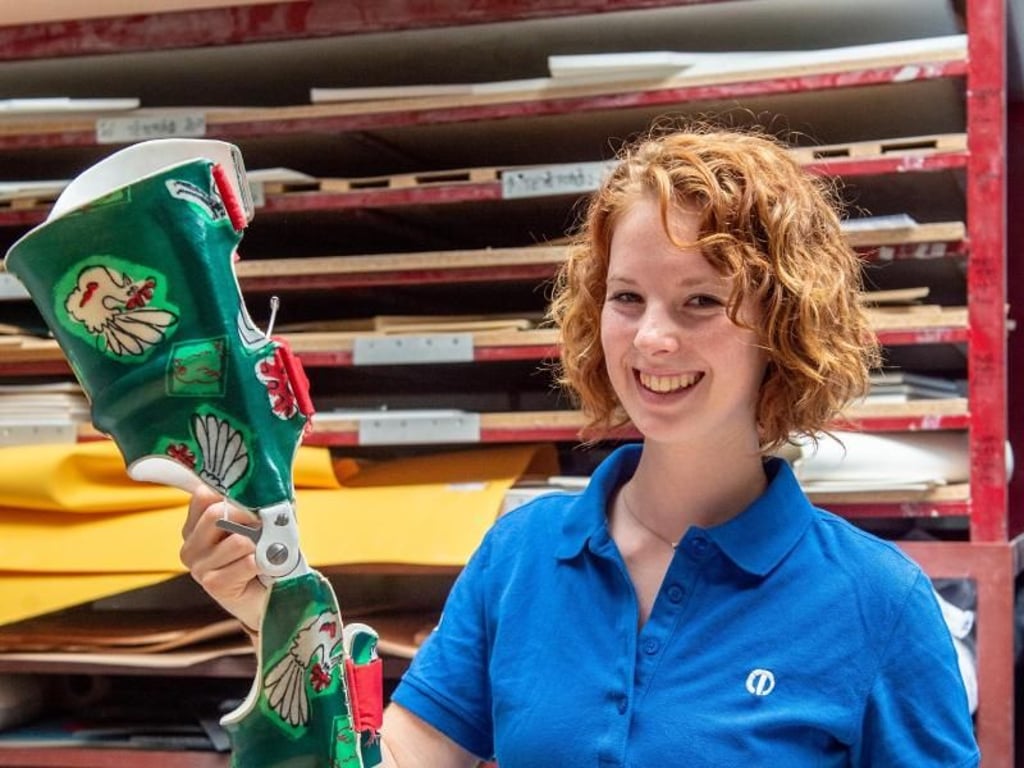 Mit der Herstellung und Anpassung von Orthesen unterstützt Luisa Richter Menschen mit Einschränkungen dabei, am Leben teilzuhaben - das gefällt ihr an der Ausbildung besonders. Foto: Caroline Seidel