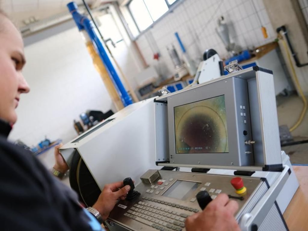Ohne technisches Verständnis geht es nicht - denn angehende Brunnenbauer wie Philipp Mülder müssen auch mit Geräten wie dieser Brunnenkamera umgehen können. Foto: Markus Hibbeler/dpa-tmn