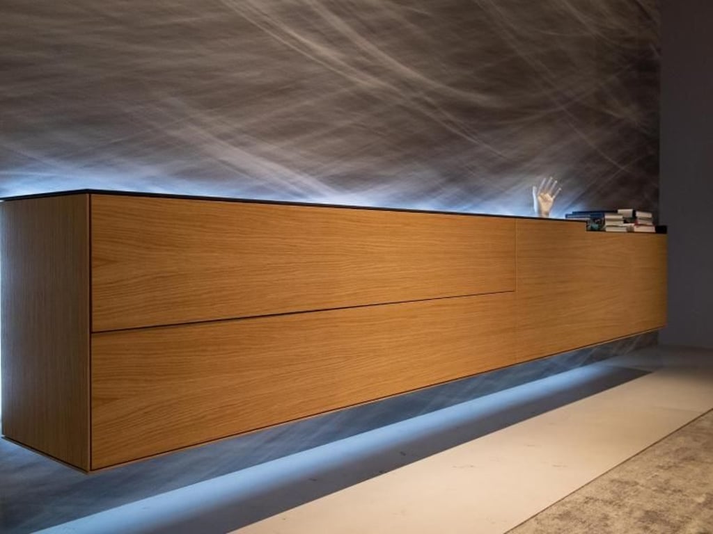 Beliebt sind aufs Wesentliche reduzierte Möbel, wie das Sideboard von Piure auf der Kölner Möbelmesse. Es hat glatte Fronten und keine Griffe. Foto: Franziska Gabbert