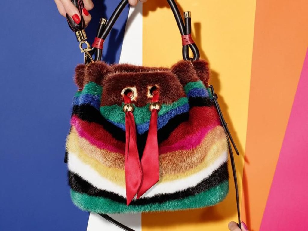 An den Handtaschen für Herbst und Winter wird häufig Fell verarbeitet, so auch bei Salvatore Ferragamo (3300 Euro). Foto: Salvatore Ferragamo