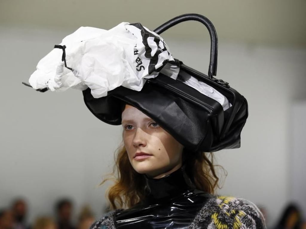 Hut und Tasche zugleich (Entwurf des belgischen Designerduos An Vandevorst und Filip Arickx). Foto: François Mori