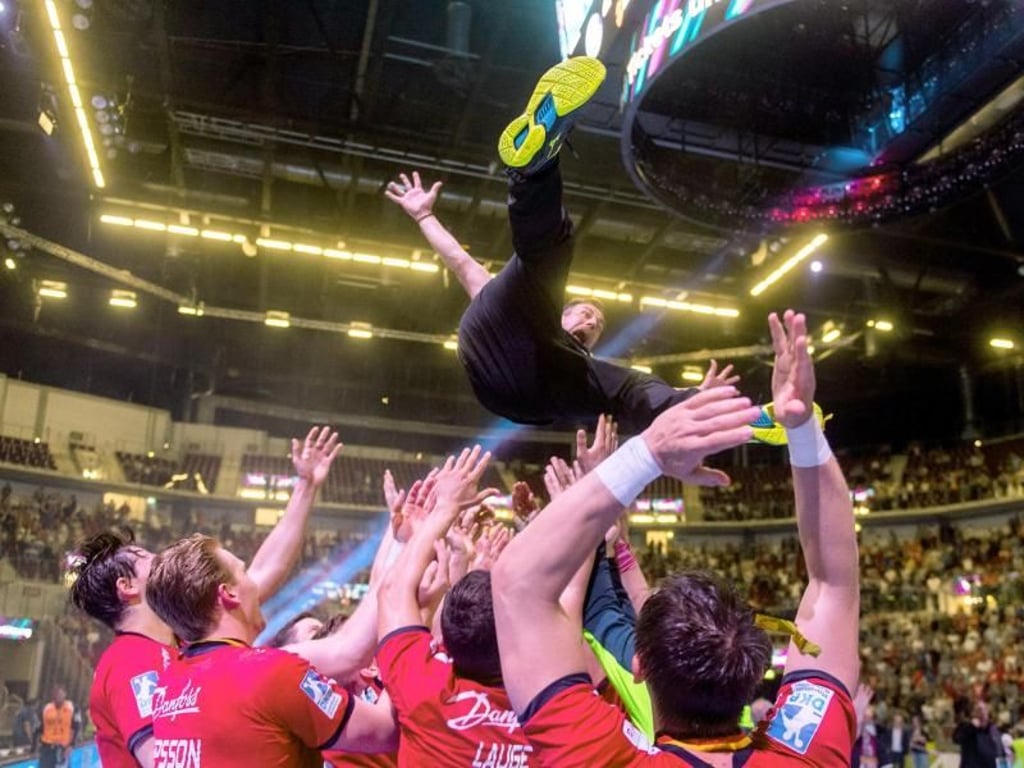 Trainer Machulla wird von seinen Spielern in die Höhe geworfen. Foto: Benjamin Nolte