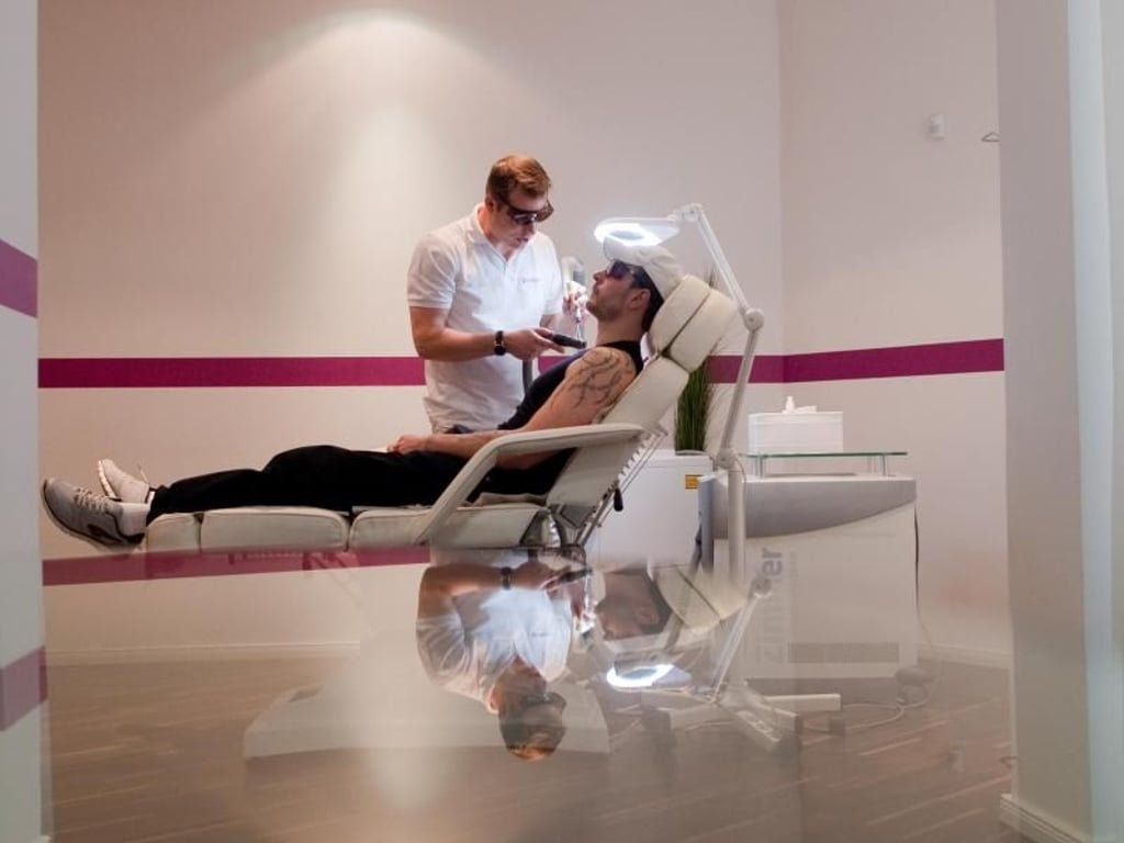 Um das unerwünschte Tattoo loszuwerden, sind mehrere Behandlungen erforderlich. Hier im Studio Tattoolos in Berlin. Foto: Klaus-Dietmar Gabbert