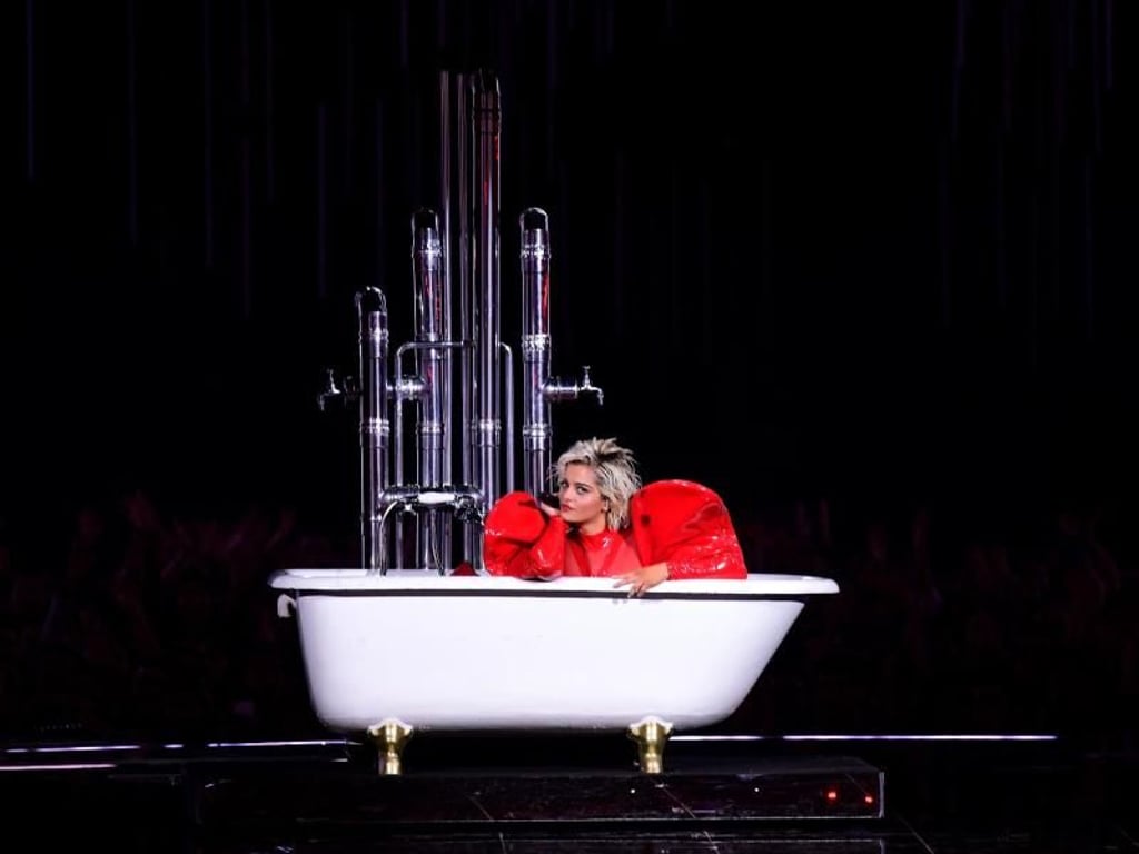 Die Wanne ist voll: Bebe Rexha bei den MTV Europe Music Awards 2018. Foto: Ian West