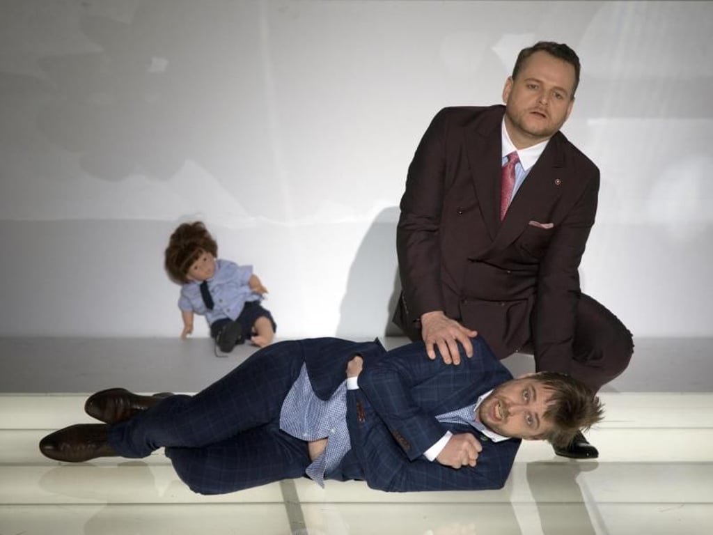 Michael Nagy als Graf Andrea (unten) und Joachim Goetz als Herzog Antioniotto in der Komischen Oper in Berlin. Foto: Ralf Hirschberger