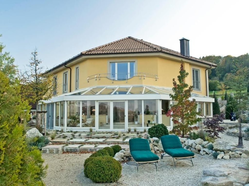 Ein Wintergarten, in dem man das gesamte Jahr zubringen kann, ist nicht für weniger als 20 000 Euro zu haben. Günstiger sind Sommergärten. Foto: Wintergarten-Fachverband/dpa-tmn