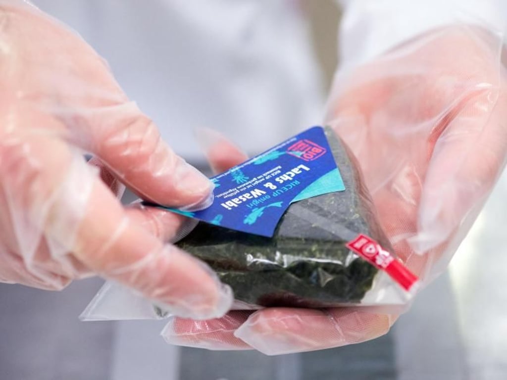 Onigiris kann man mittlerweile schon fertig in Supermärkten kaufen. Es gibt sie vegetarisch oder vegan gefüllt, aber auch mit Fisch oder Fleisch. Foto: Klaus-Dietmar Gabbert