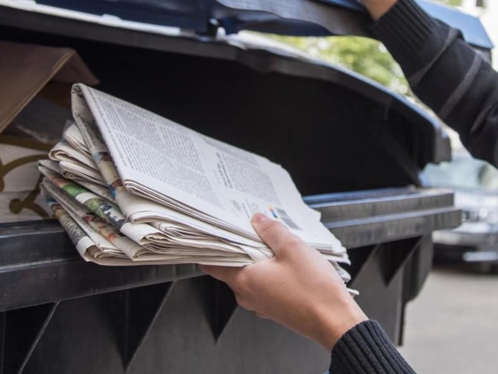 In den Papiermüll gehören Zeitungen und Zeitschriften sowie Bücher und Broschüren. Foto: Christin Klose