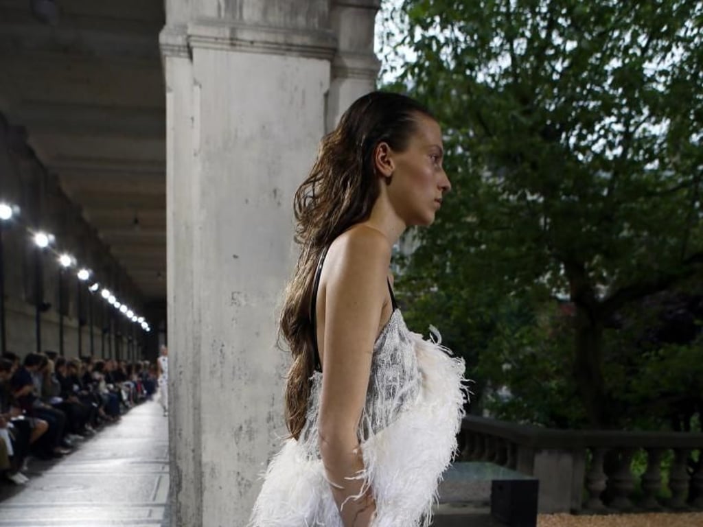 Ein Model präsentiert zeigt ein federleichtes Kleid des New Yorker Mode-Lables Proenza Schouler. Foto: François Mori