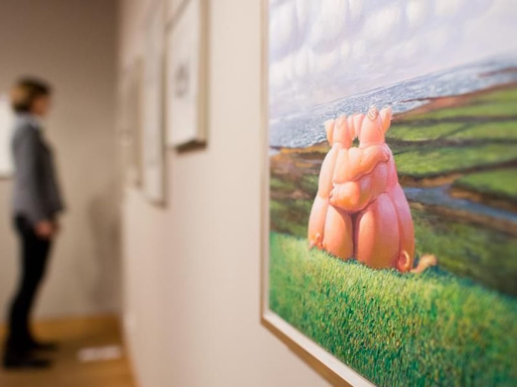 Das Bild «Arschwolken» von Wolf-Rüdiger Marunde in der Ausstellung «Zahme Viecher & wilde Bestien» im Museum Wilhelm Busch. Foto: Julian Stratenschulte