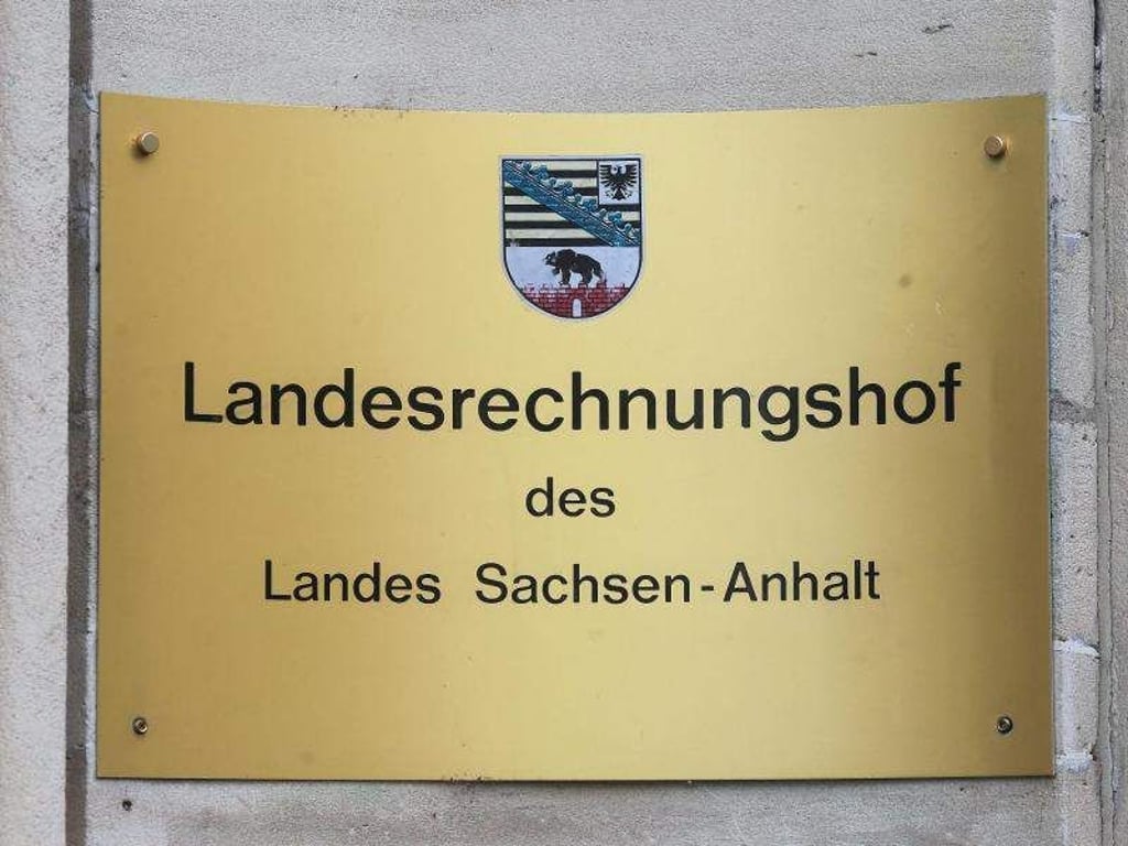 Das Schild des Landesrechnungshofes des Landes Sachsen-Anhalt. Foto: Jens Wolf/Archiv