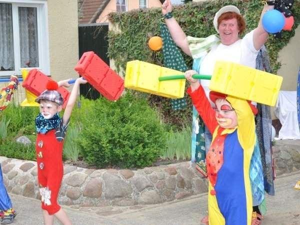 Clowns und Artisten sorgen für Zirkusflair Junge und ältere Gäste ...