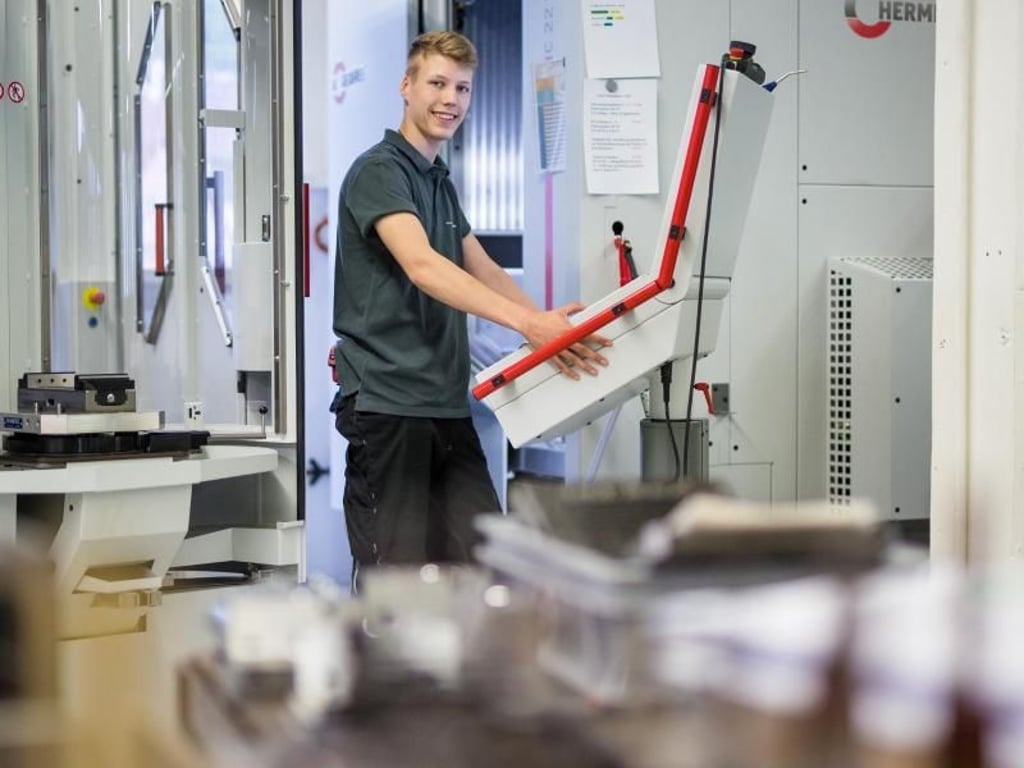 Neben Bohr-, Dreh- und Schleifmaschinen nutzen Werkzeugmechaniker vor allem auch die CNC-Fräse. Niklas Welsch lernt in seinem Ausbildungsbetrieb in Plochingen, wie er richtig damit umgeht. Foto: Christoph Schmidt