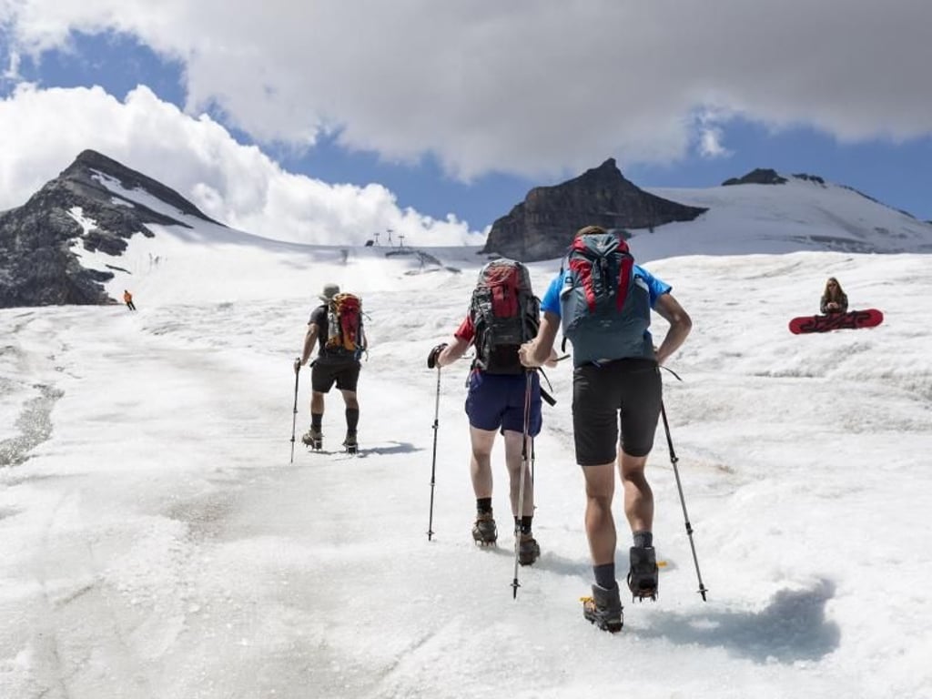 Bergsteiger auf dem Theodulgletscher bei Zermatt: Anfang August 2018 herrschten hier auf einer Höhe von rund 3100 Metern 8 Grad plus. Foto: Dominic Steinmann/Keystone
