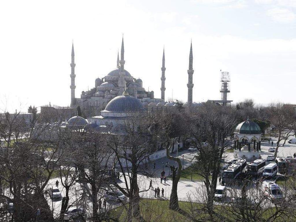 Urlauber sollen Menschenansammlungen meiden. Foto: Sedat Suna