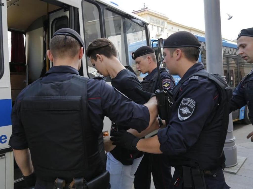 Polizeibeamte verhaften einen Mann vor der nicht genehmigten Kundgebung in Moskau. Foto: Alexander Zemlianichenko/AP