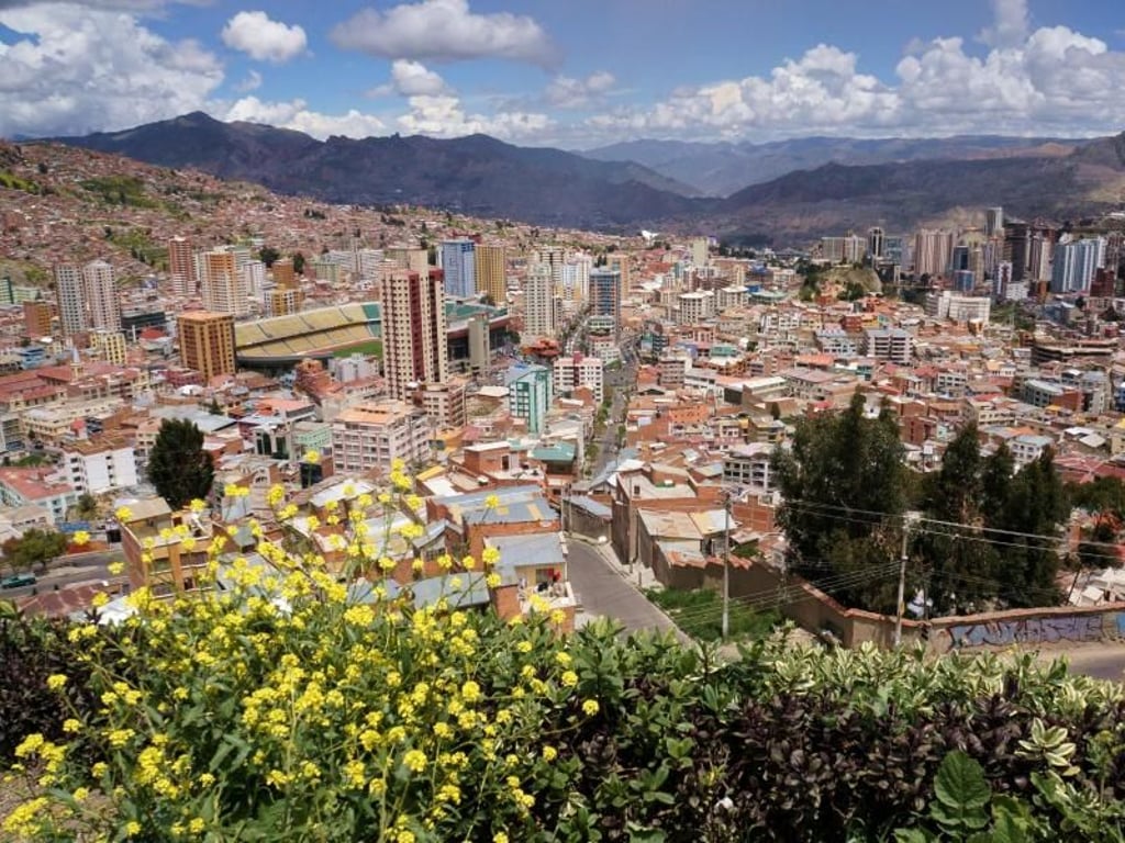 Die bolivianische Hauptstadt La Paz liegt in Höhenlagen zwischen etwa 3200 und 4100 Meter. Hier bekommen nicht nur Rennradler einen schnellen Atem - auch Fußgänger müssen sich erst an die Höhe gewöhnen. Foto: Philipp Laage