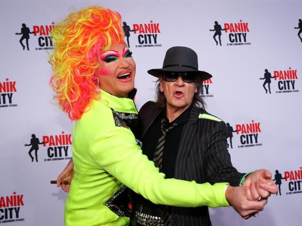Udo Lindenberg und Drag Queen Olivia Jones wagen ein Panik-Tänzchen. Foto: Christian Charisius