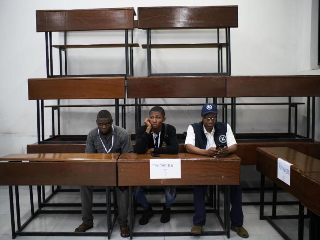 Wahlbeobachter sitzen in einem Wahllokal in Kinshasa. Laut der katholischen Bischofskonferenz kam es während der Abstimmung zu Pannen und zu fast 200 Gewaltvorfällen. Foto: Jerome Delay/AP