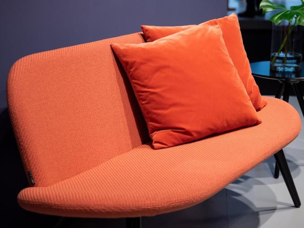 Koralle ist laut dem Farbinstitut Pantone eine Farbe, die gleichzeitig beruhigt und die Energie spendet. Hier ein Ausstellungsstück von der Möbelmesse IMM in Köln von Softline. Foto: Franziska Gabbert