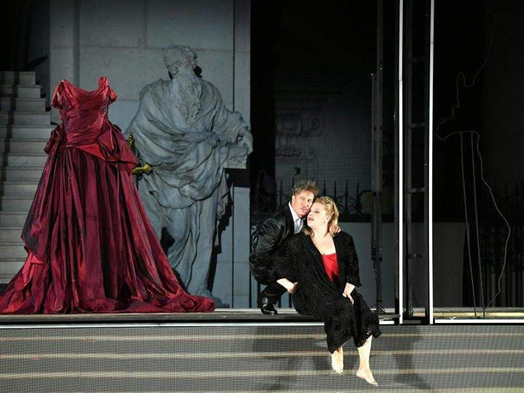 Stefanie Reinsperger in der Rolle der "Buhlschaft" und Tobias Moretti als "Jedermann" bei der Fotoprobe. Foto: Barbara Gindl