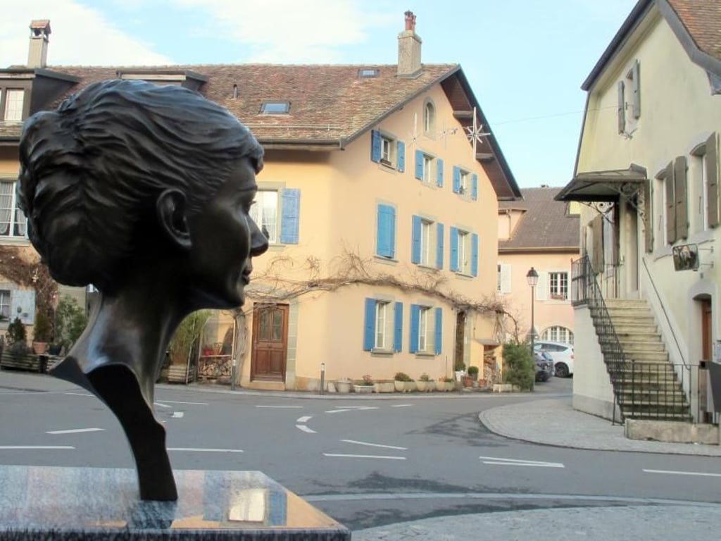 Eine Büste erinnert in Tolochenaz (Schweiz) an Audrey Hepburn. Foto: Christiane Oelrich