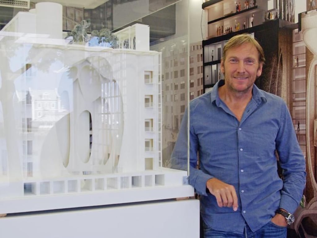 Jochen Zeitz neben einem Architektenmodell seines Museums. Foto: Kristin Palitza