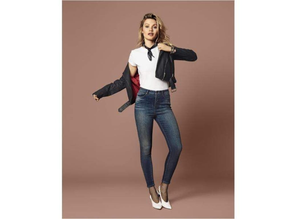 Hosen mit hohem Bund sind figurfreundlich - und sexy. Only kombiniert eine High-Waist-Hose aus Denim klassisch zum weißen Shirt und einer schwarzen Lederjacke (Jeans ca. 50 Euro). Foto: Only/dpa-tmn