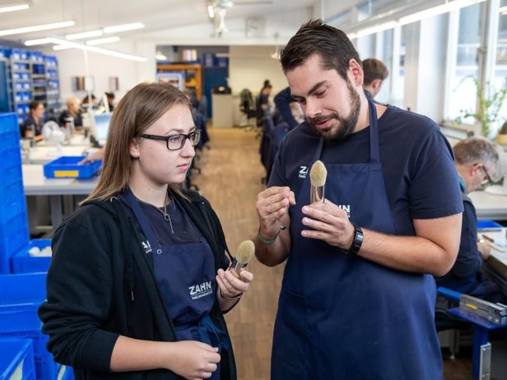 Es braucht Übung, bis die Pinselherstellung reibungslos funktioniert. Kristina Bauer, Auszubildende zum Pinsel- und Bürstenmacher, unterhält sich in der Werkstatt mit ihrem Ausbilder Timo Schwarzer. Foto: Daniel Karmann